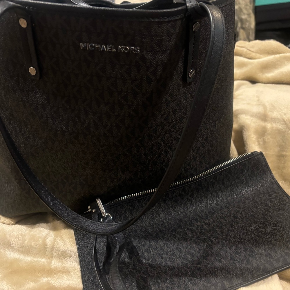 Michael Kors Jet Set LG Drawstring Tote - Picture 2 of 4